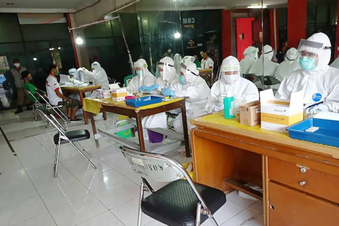 Pedagang dan Ibu Rumah Tangga Ikut Serta Melawan Covid-19 di Kecamatan Andir