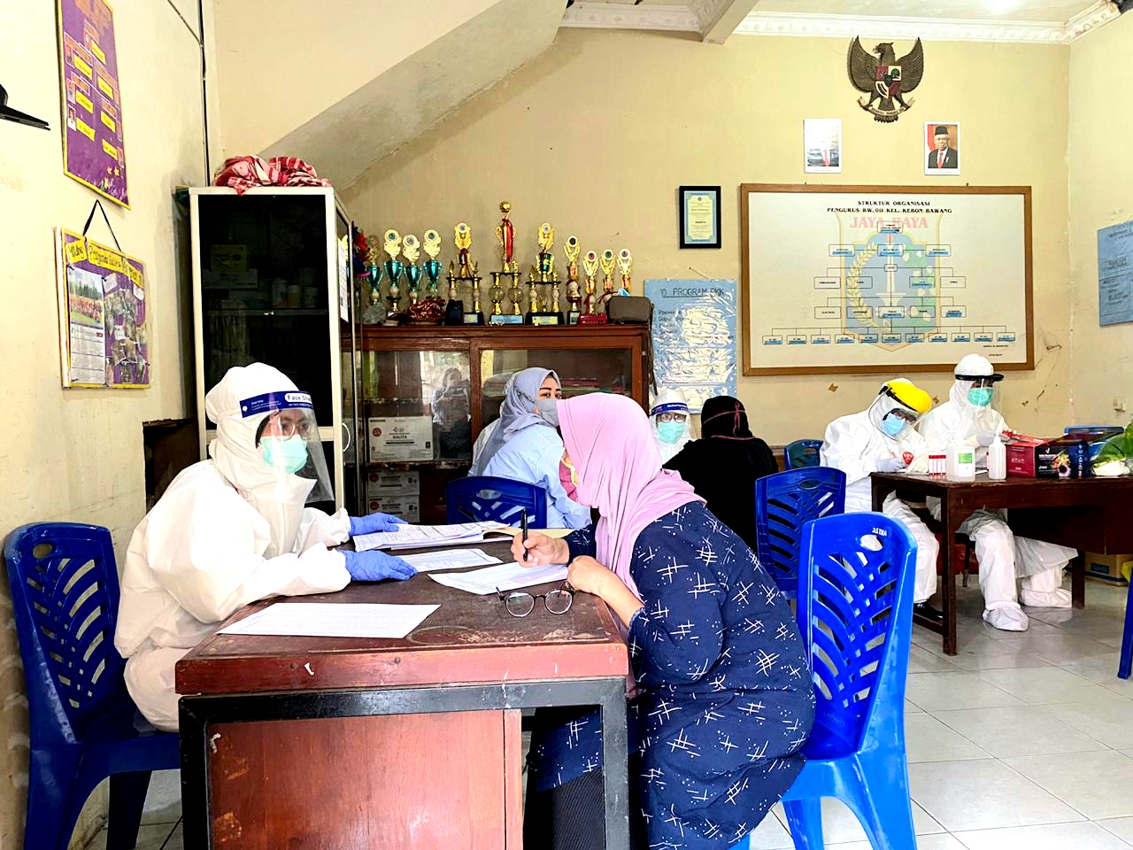 Beragam Masalah Tidak Menghalangi Tenaga Kesehatan Menyelidiki Kasus COVID-19