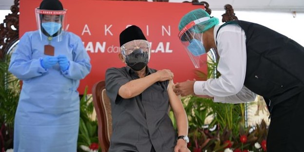Vaksinasi bagi Lansia hingga Persaingan Sengit antar Negara untuk Mendapat Vaksin Covid-19